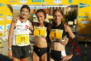 Mar&iacute;a Abel no centro da imaxe, no podio da 'Carreira das mulleres' de Sevilla, en 2007