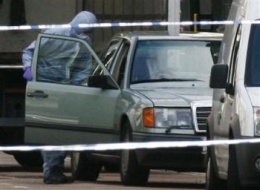 Un experto policial examina o veh&iacute;culo, este venres en Londres