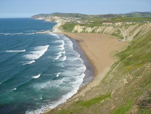 Este ano os xogos desenv&oacute;lvense, a un tempo, na cidade de Getxo (arriba) e na de Sopelana (sobre estas li&ntilde;as, unha das s&uacute;as praias) / Flickr: joeyelmolar