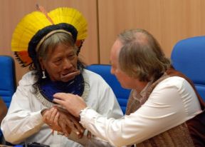 O ministro e m&aacute;is o cacique Raoni