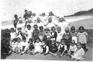 Fillos de presas republicanas de Santurrar&aacute;n (Biscaia) coas monxas gardi&aacute;s (setembro do 42) / Flickr: jaumedurgell