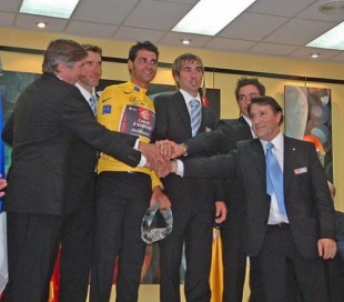 Posando co maill&oacute; e cos representantes do Tour que llo entregaron