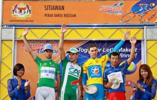 Veloso, &aacute; esquerda do podio no Tour de Langwaki (Malaisia)