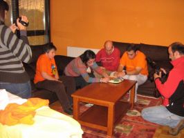 Atendendo aos medios no sal&oacute;n do piso que ocuparon Marcos e Juan Carlos