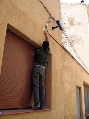 Marcando a situaci&oacute;n dunha c&aacute;mara de videovixiancia en Barcelona / Flickr: incongruente