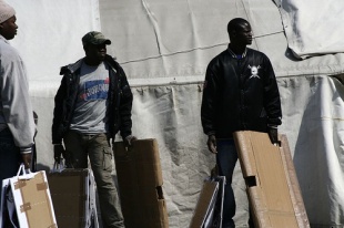 Inmigrantes senegaleses nunha r&uacute;a de Florencia / Flickr: timonpress