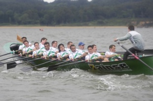 A tripulaci&oacute;n de Samertolameu, remando