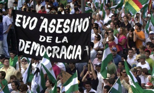 Imaxes de manifestantes contra o proxecto de Constituci&oacute;n, en Santa Cruz este m&eacute;rcores