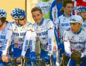 Ezequiel Mosquera, no centro, &eacute; o novo l&iacute;der do KGZ, ap&oacute;s a marcha de Serrano