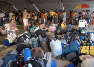 Os activistas collen as s&uacute;as identificaci&oacute;ns ao &aacute; sede do FSM / Imaxes: Ag&ecirc;ncia Brasil