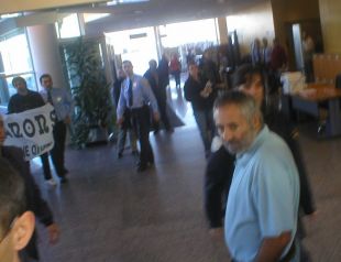 Imaxes da ocupaci&oacute;n e posterior desaloxo da sede da Xunta en Vigo / Imaxes: Galiza non se Vende