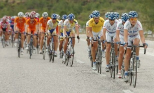 Os dos KGZ tirando do pelot&oacute;n