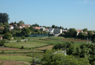 Nesta imaxe, algunhas das casas que han desaparecer coa ampliaci&oacute;n da pista (clique para ampliar)