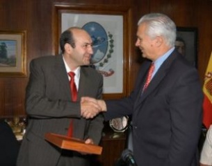 Mart&iacute;nez facendo campa&ntilde;a por Arxentina, reun&iacute;ndose co dirixente da Municipalidade de General San Mart&iacute;n (distrito de Bos Aires)