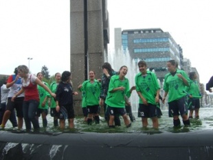 As xogadoras do Olivo celebrando o pase &aacute; fase de ascenso na fonte das Travesas, en Vigo