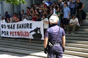 Imaxes da acci&oacute;n, no interior do edificio da Bolsa e na entrada