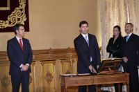 Samuel Ju&aacute;rez, con N&uacute;&ntilde;ez Feijoo, durante a s&uacute;a presentaci&oacute;n (clic para ampliar)