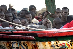 O plan "axudaralles" a retornar ao seu pa&iacute;s aos inmigrantes que fiquen sen traballo no Estado Espa&ntilde;ol / Na imaxe, un caiuco chegando a porto