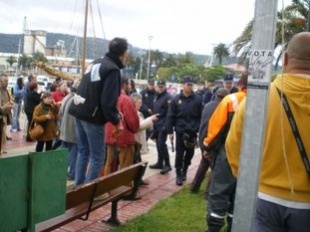 A Polic&iacute;a cargou contra os veci&ntilde;os no porto de Ferrol, esta terza / Foto: Comit&eacute; Cidad&aacute;n de Emerxencia