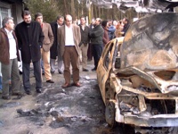 Quintana e Jorquera contemplan o veh&iacute;culo atacado