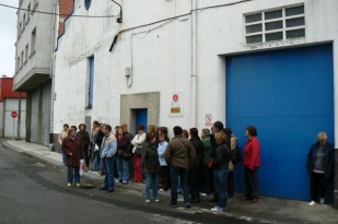 As traballadoras, facendo garda &aacute; porta do predio
