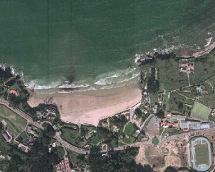 Vista a&eacute;rea da zona, coa praia de Bastiagueiro e parte das instalaci&oacute;ns do INEF