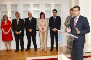 N&uacute;&ntilde;ez Feijoo fala diante de Afonso Rueda e dos novos delegados do Goberno (clic para ampliar)