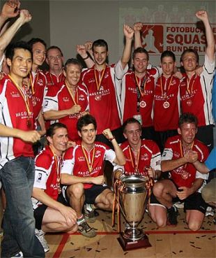 Borja Gol&aacute;n co seu equipo e coa copa da Bundesliga alem&aacute; (abaixo &aacute; esquerda, a car&oacute;n da copa)