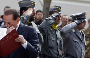 O primeiro ministro italiano, Silvio Berlusconi, afectado nos funerais de Estado polas v&iacute;timas