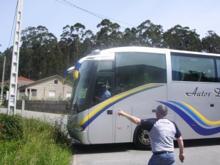 O bus billardeiro do norte, chegando a Mea&ntilde;o para xogar polo Xerro do Saln&eacute;s