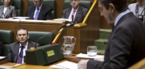 L&oacute;pez, durante a s&uacute;a intervenci&oacute;n, con Ibarretxe en segundo plano