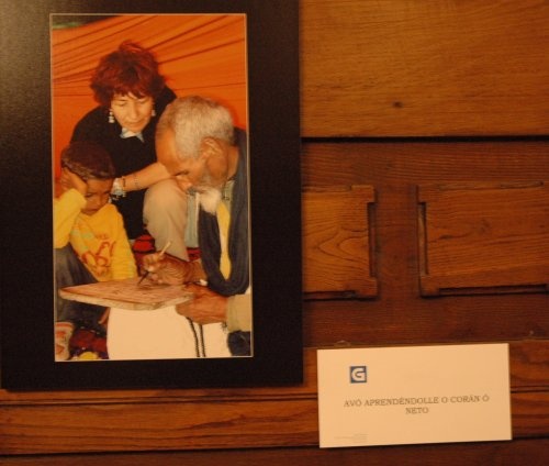 Un av&oacute; apr&eacute;ndelle Cor&aacute;n ao seu neto