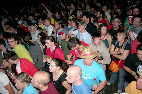 Entre o p&uacute;blico xa ningu&eacute;n se estrana de nada (centro da imaxe)