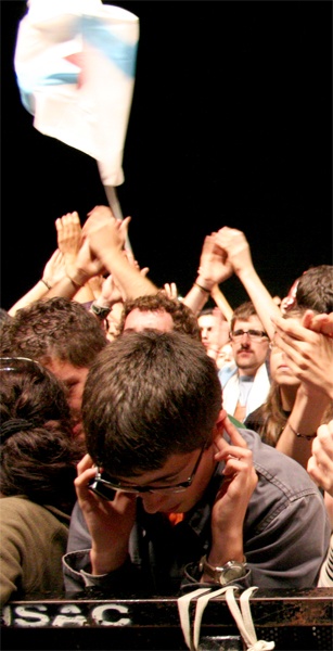 Se hai que falar por tel&eacute;fono f&aacute;lase at&eacute; debaixo da auga se &eacute; necesario