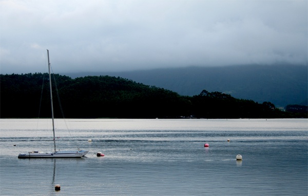 Ningu&eacute;n dir&iacute;a que &aacute; beira deste mar tranquilo hai case 100.000 almas