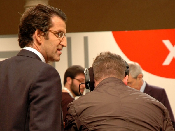 N&uacute;&ntilde;ez Feijoo, &aacute; esquerda da imaxe