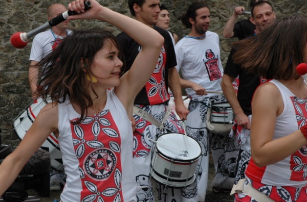 Grupo multinaci&oacute;nal de animaci&oacute;n de r&uacute;a de estilo brasileiro