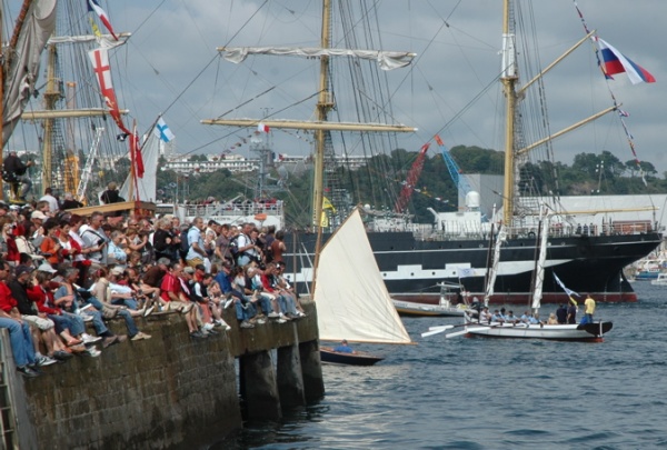Bote de media construcci&oacute;n de Ferrol, entrando en porto. xente que anima e aplaude &aacute;s embarcaci&oacute;ns