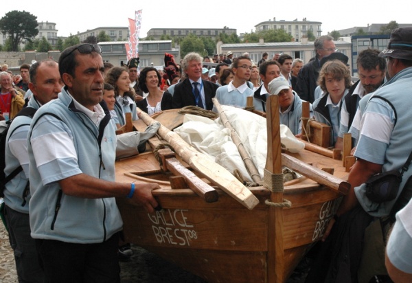 A dorna &eacute; levada pola delegaci&oacute;n ate o mar (2)