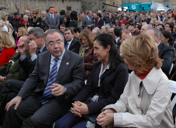 Na primeira fila, Xos&eacute; Antonio S&aacute;nchez Bugallo (alcalde de Santiago), Pilar Rojo (Presidenta do Parlamento) e Esperanza Aguirre (Presidenta da Comunidade de Madrid)