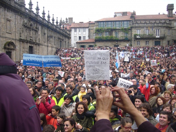 Manifestaci&oacute;n polo dereito a vivirmos en galego