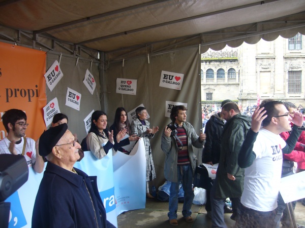 Manifestaci&oacute;n polo dereito a vivirmos en galego